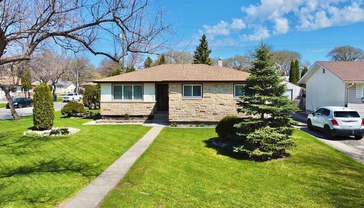 Property Photo: 168 Freemont Bay MB R2Y 1H3