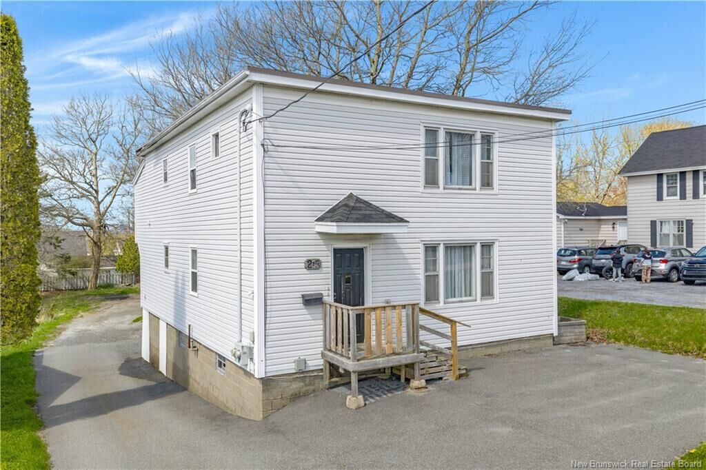 Property Photo:  215 Somerset Street  NB E2K 2Y1 