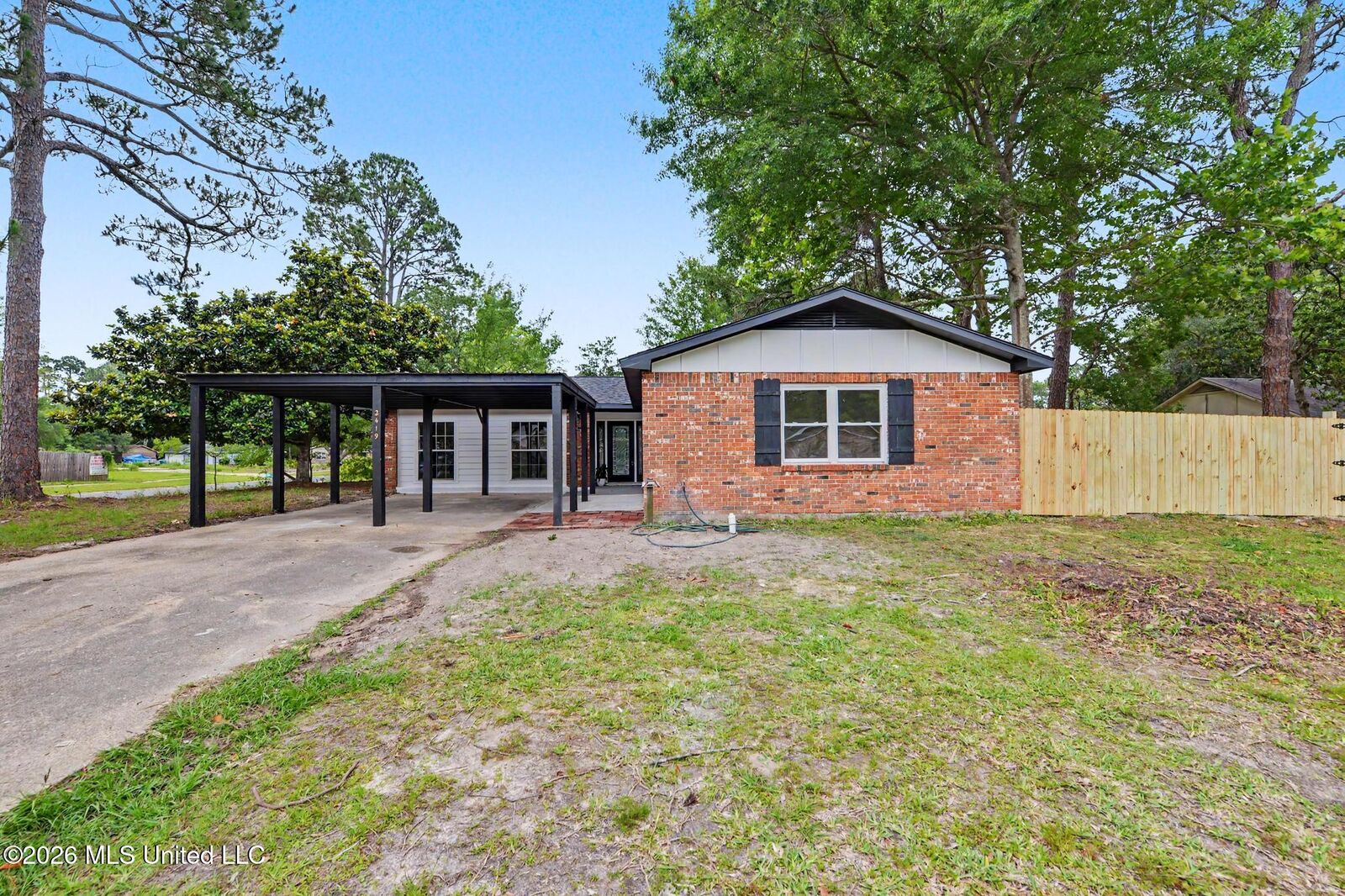 Property Photo:  2419 Avenido Del Pinar Street  MS 39553 