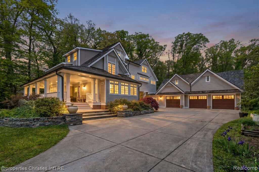Property Photo:  1041 Greentree Road  MI 48304 2535 
