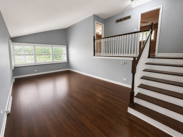 Property Photo:  360 E Huntington Lane  IL 60126 