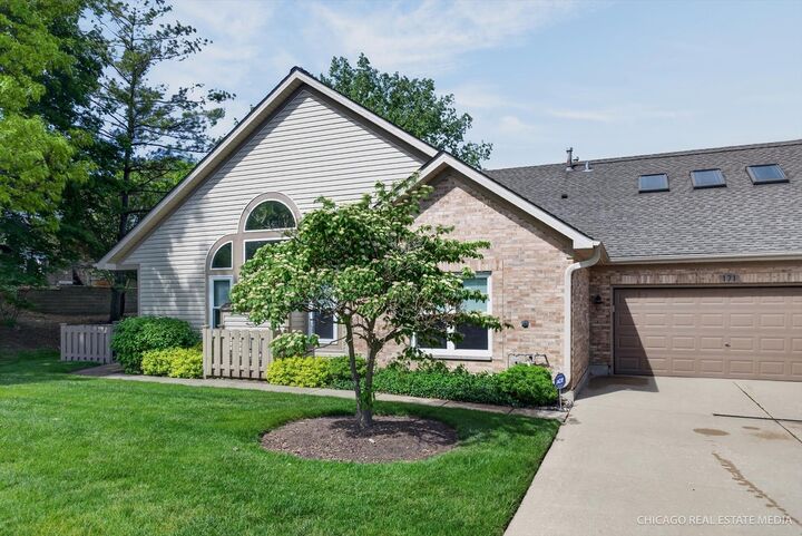 Property Photo:  171 Canterbury Court 171  IL 60108 