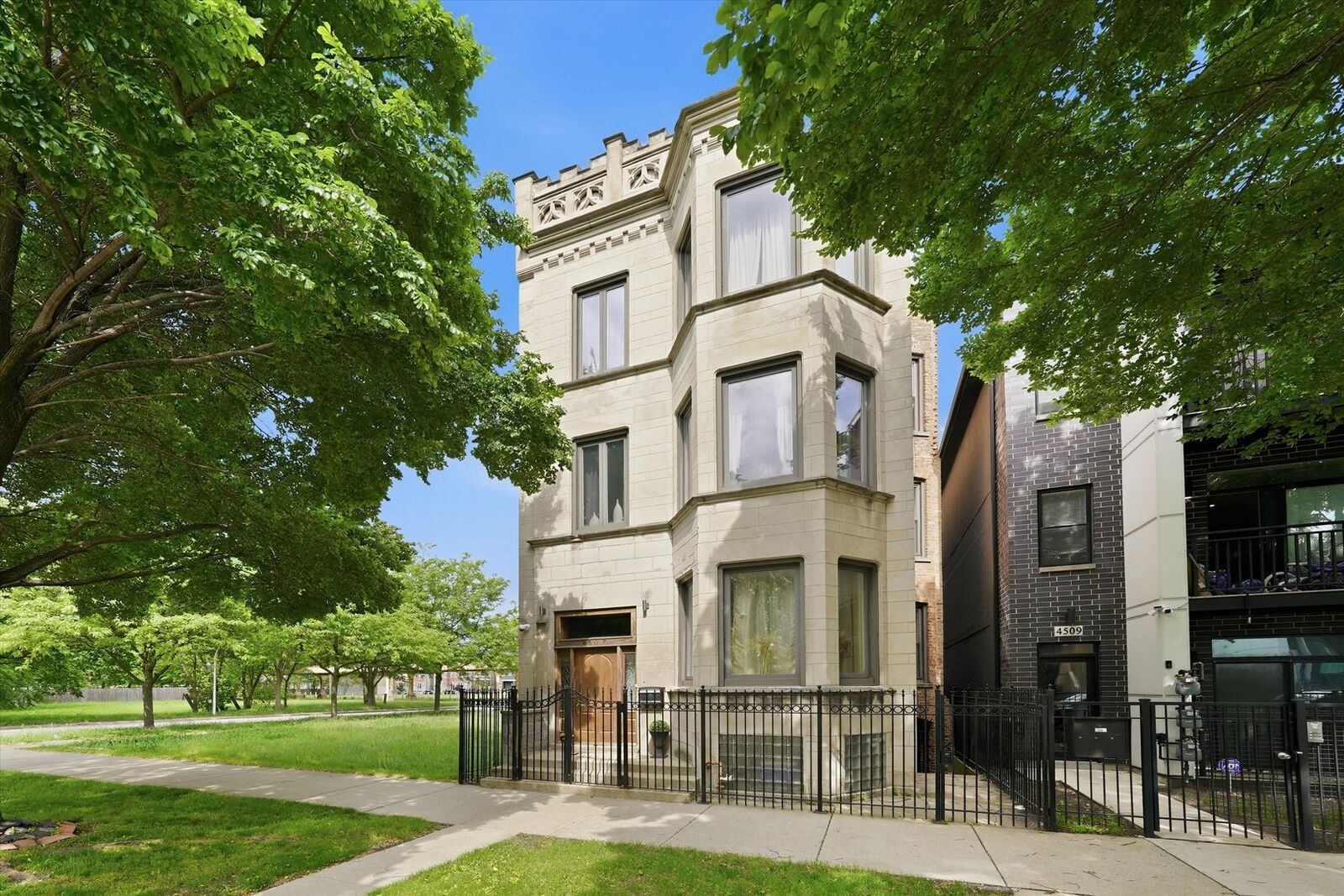 Property Photo:  4507 S Prairie Avenue  IL 60653 