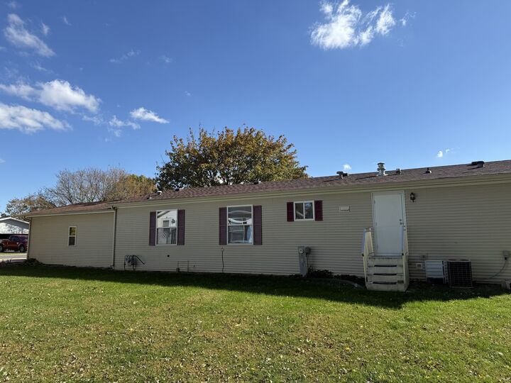 Property Photo:  409 E Wood Lane  IL 61008 