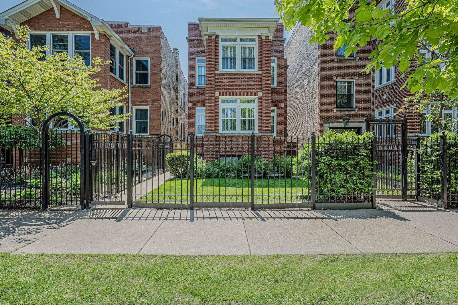 Property Photo: 2649 W Leland Avenue IL 60625