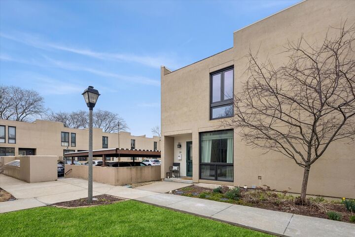 Property Photo:  20 Oak Tree Court 20  IL 60126 