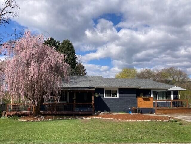 Property Photo:  750 S Larch St  WA 99141 