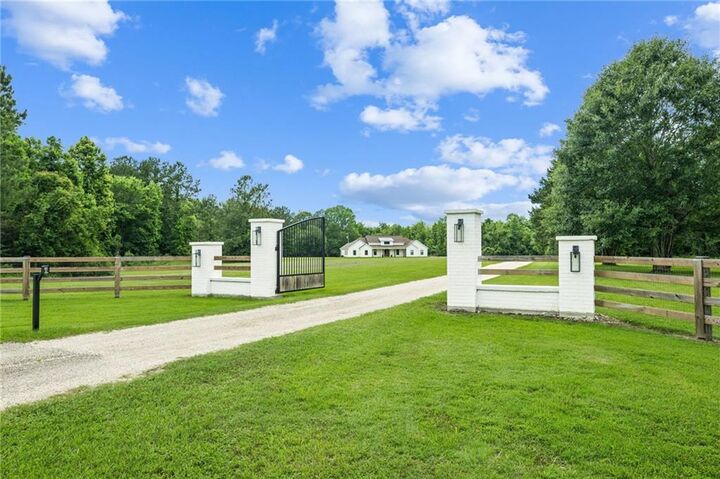 Property Photo: 11401 La-21 Highway LA 70427