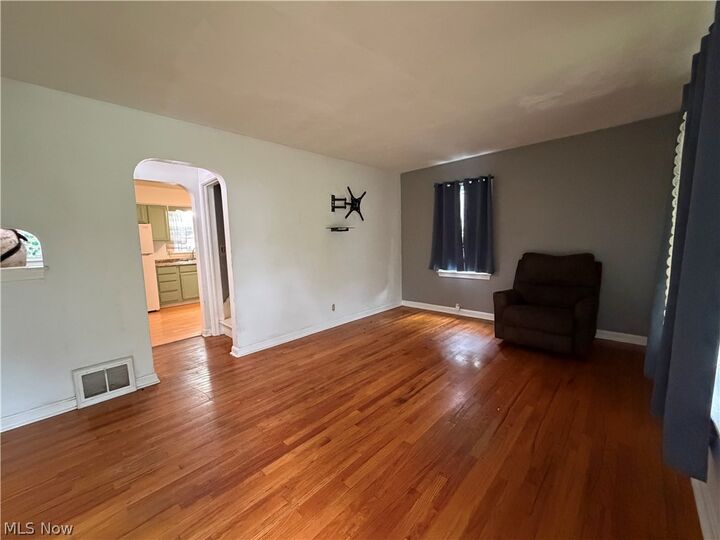 Property Photo: 1564 Adelaide Avenue SE OH 44484