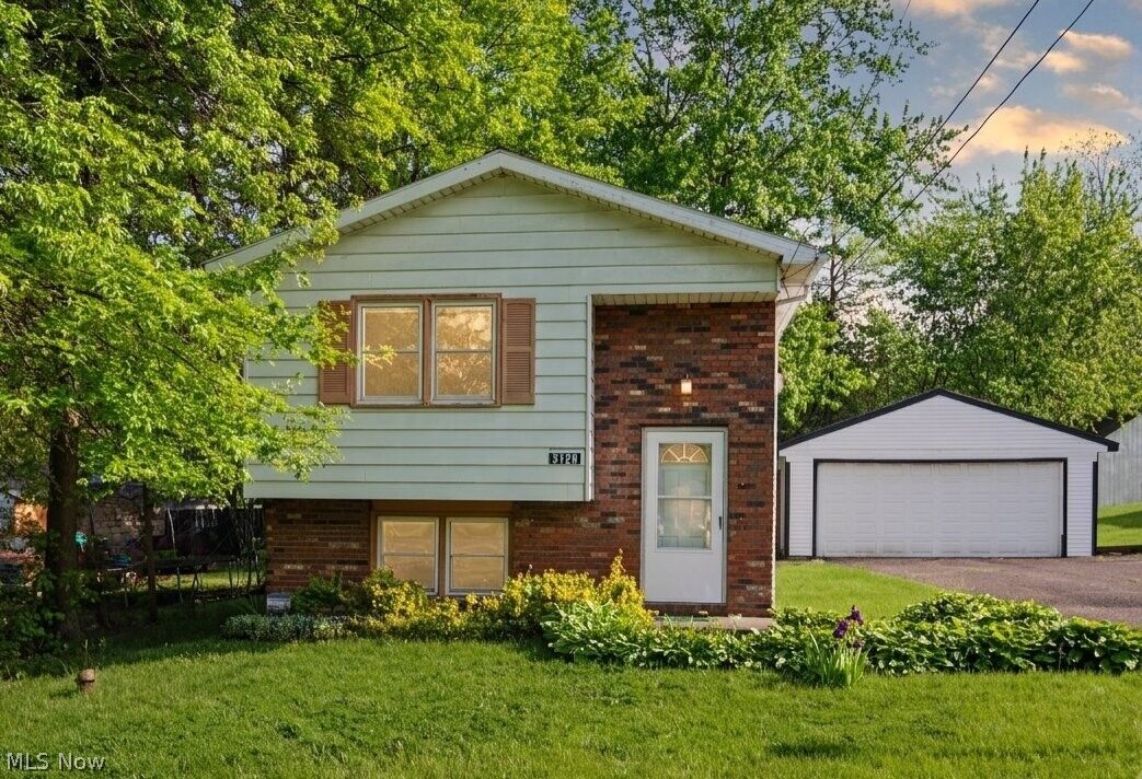Property Photo:  3120 Orchard Avenue SE  OH 44484 
