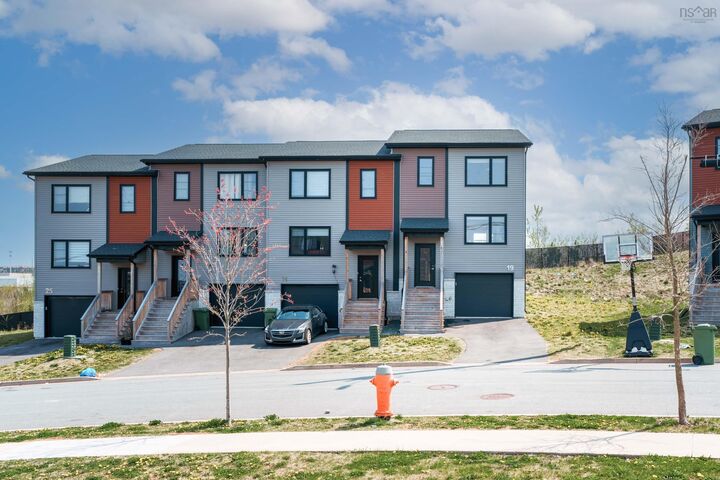 19 Flatrock Crescent — photo 1