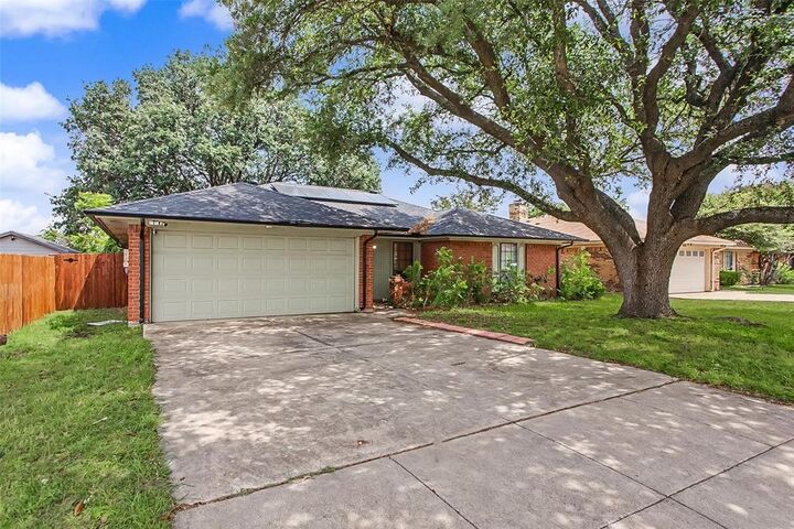 Property Photo:  2820 Whitehurst Drive  TX 76133 