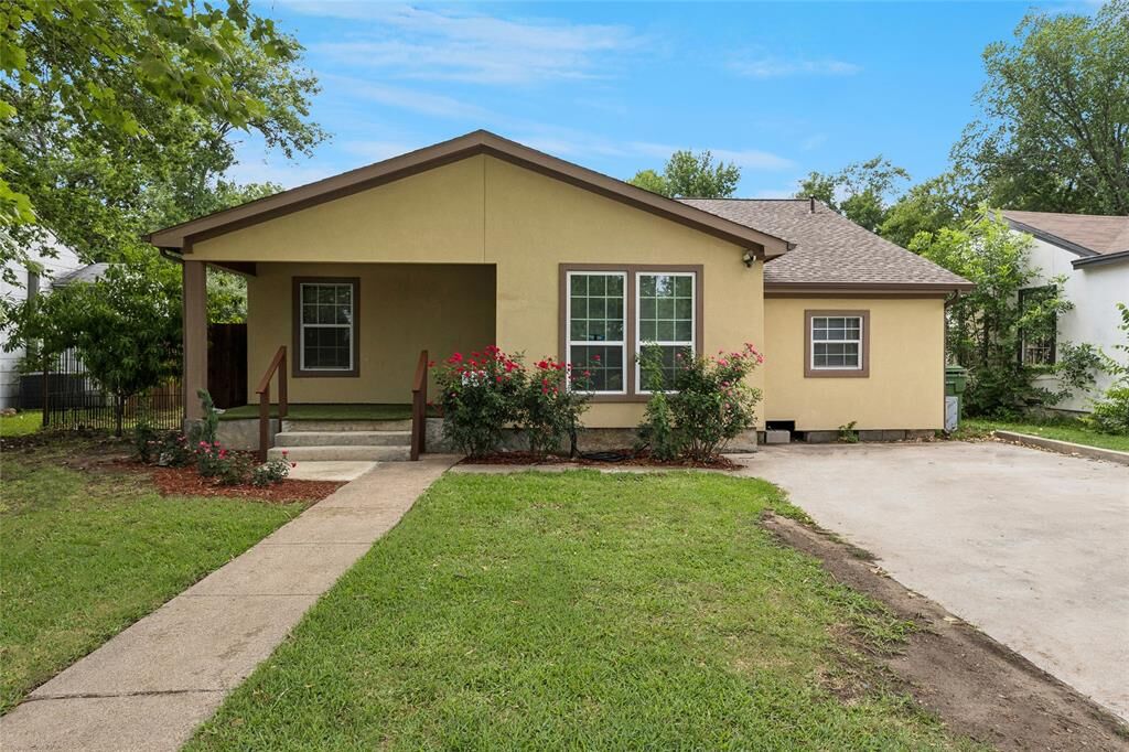 Property Photo:  1042 SW 3rd Street  TX 75051 