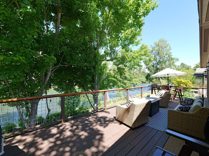 Property Photo: 150 Castaline Place OR 97539