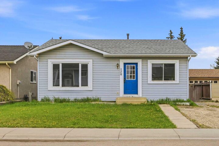 Property Photo:  128 Ridgegate Way SW  AB T4B 1A9 