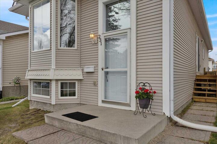 Property Photo:  231 Tuscany Drive NW  AB T3L 2H9 