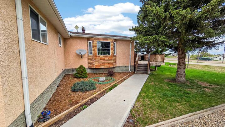 Property Photo:  605 2 Street S  AB T0K 0Z0 