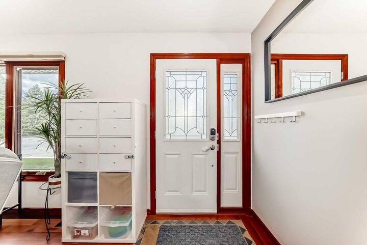 Property Photo: 211 Oakridge Place SW AB T2V 1V2
