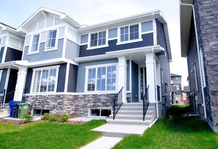 Property Photo:  326 Sundown Road  AB T4C 3H2 
