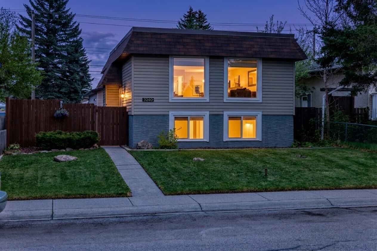 Property Photo:  3240 Dovercliffe Road SE  AB T2B 1W2 