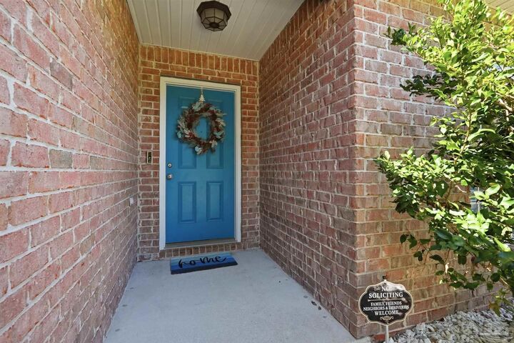 Property Photo: 5066 Evergreen Dr FL 32563