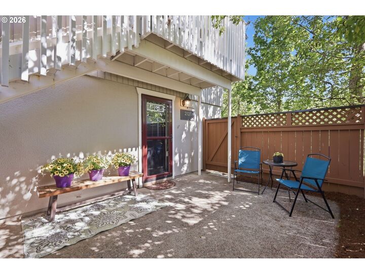 Property Photo:  2121 W 15th Ct  OR 97402 