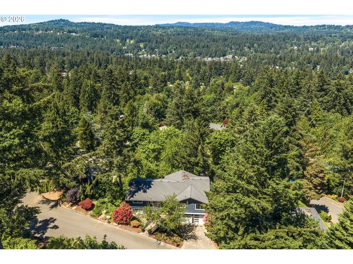 Property Photo: 1121 Devon Ln OR 97034