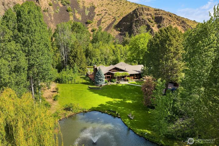 Property Photo:  8501  Manastash Rd  WA 98926 