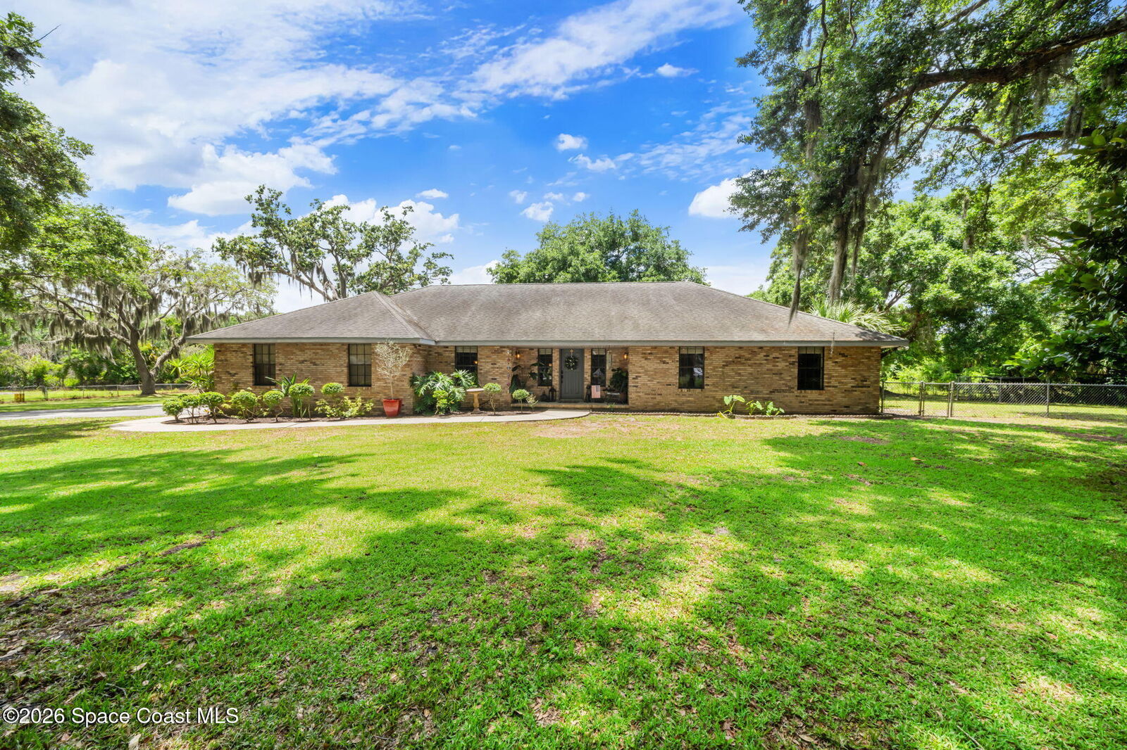 Property Photo: 3496 Parkland Street FL 32796