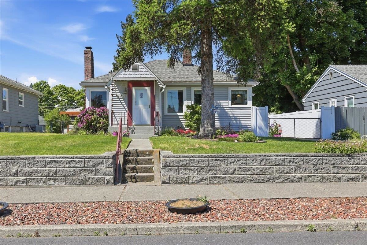 Property Photo: 4023 N Hawthorne St WA 99205