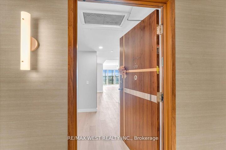 Property Photo: 1 Concord Cityplace Way 5709 ON M5V 0X3