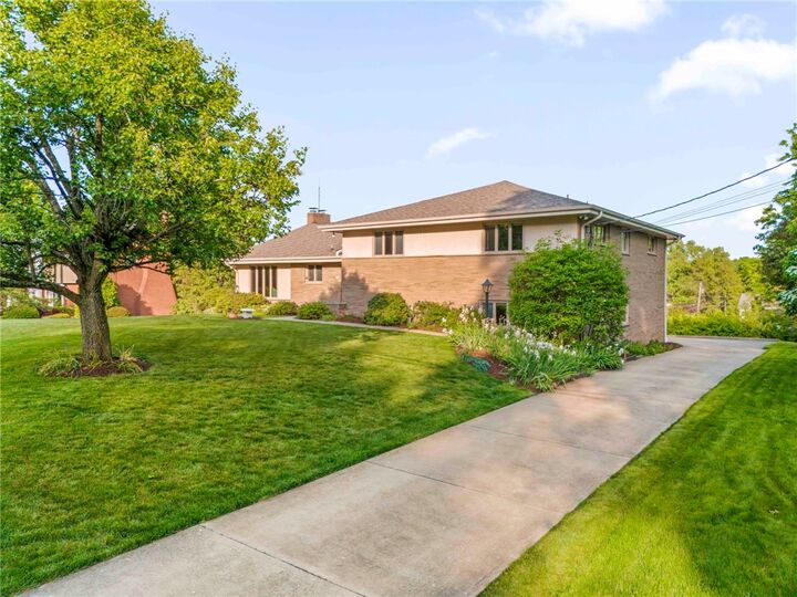 Property Photo:  2635 Fairgreen Drive  PA 15241 