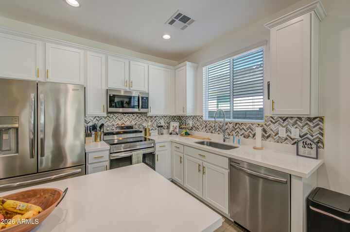 Property Photo:  266 E Leland Road  AZ 85140 
