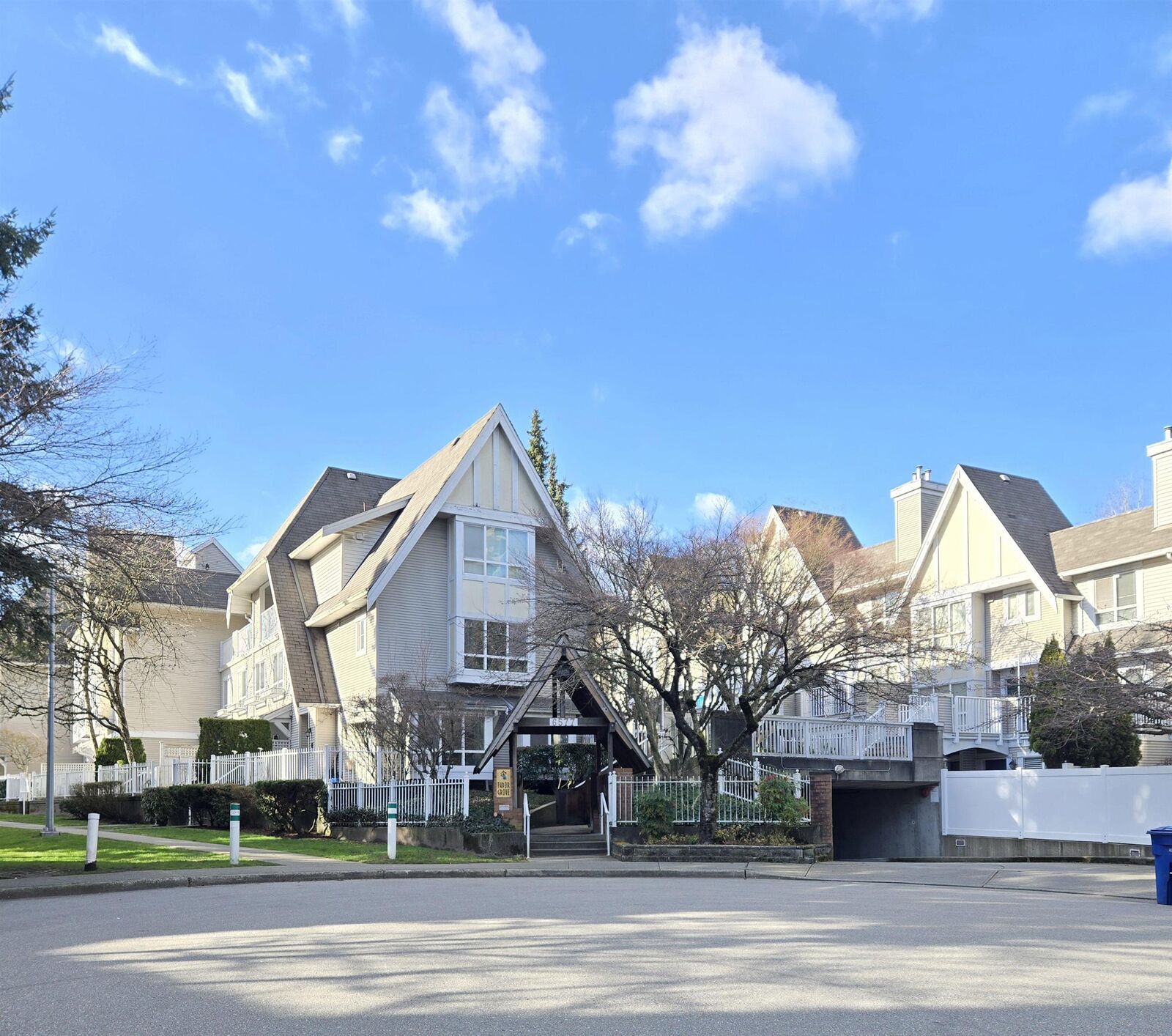 Property Photo: 6577 Southoaks Crescent 15 BC V5E 4J9