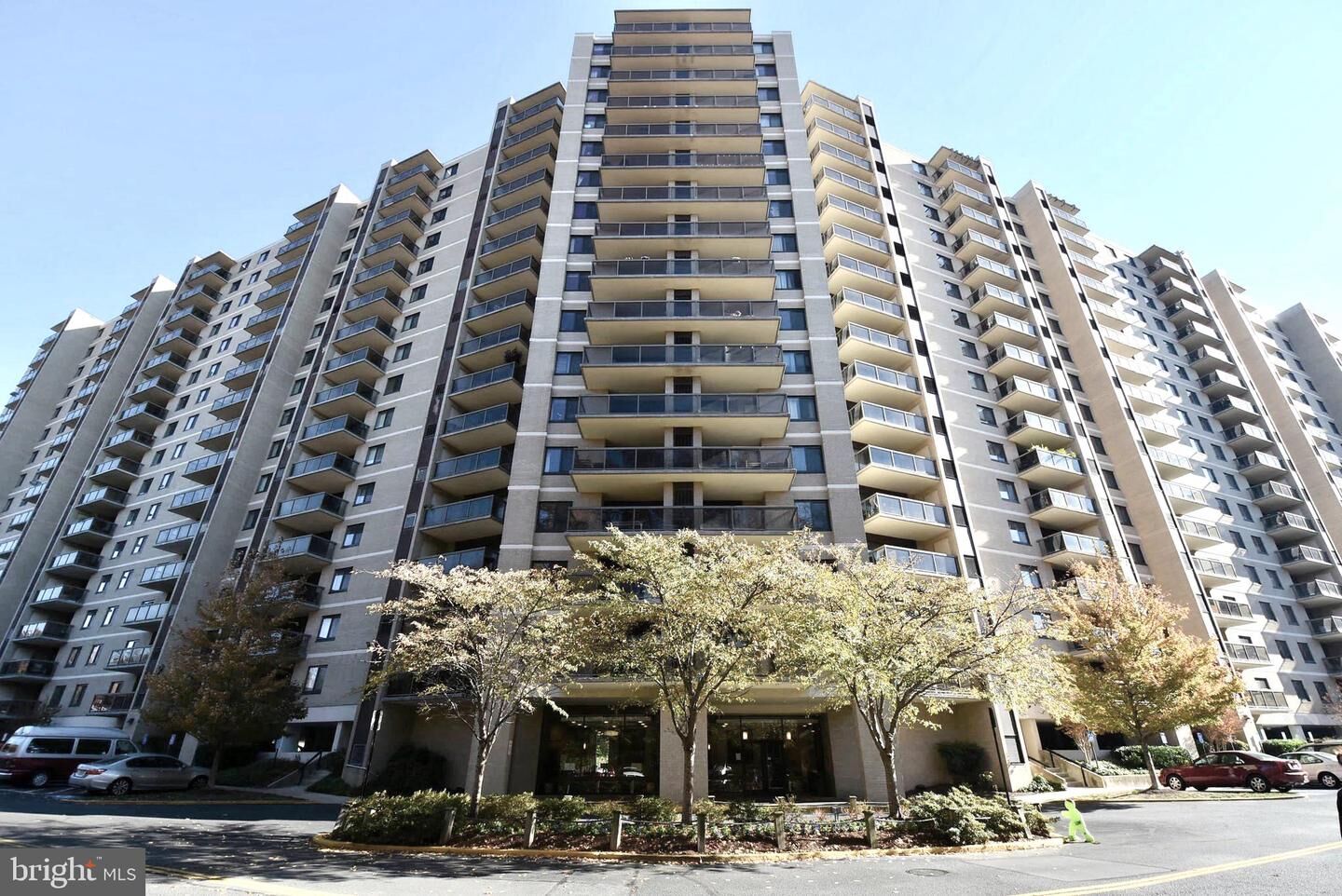 Property Photo: 307 Yoakum Parkway 703 VA 22304
