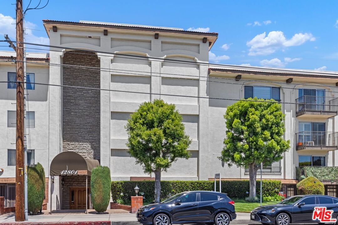 Property Photo: 12801 Moorpark St CA 91604