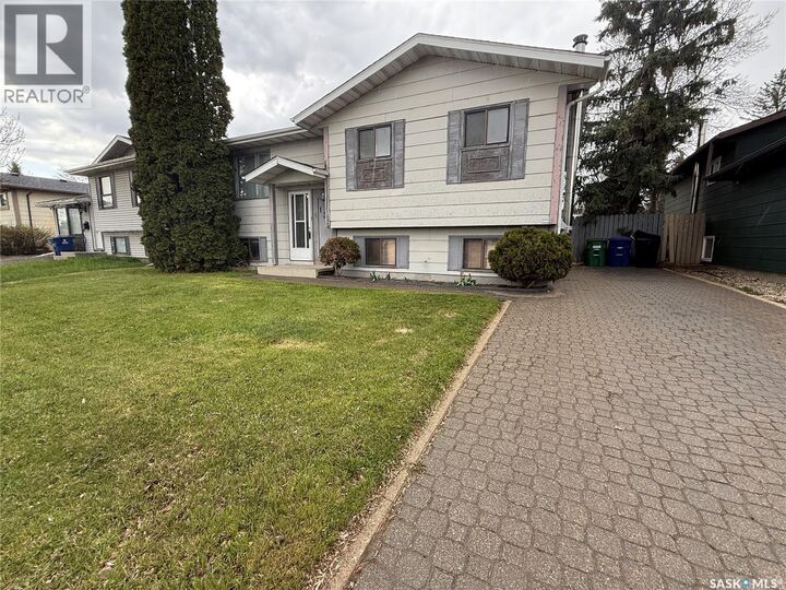 Property Photo:  138 Weyakwin Drive  SK S7J 4M5 