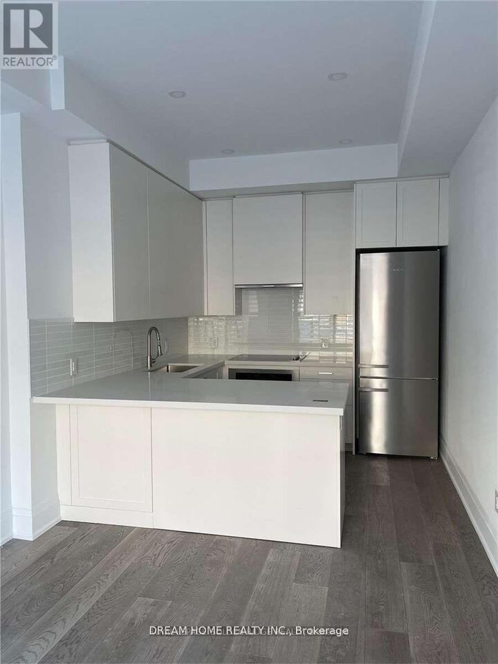 Property Photo: 18 Greenbriar Road 2 ON M2K 0G7