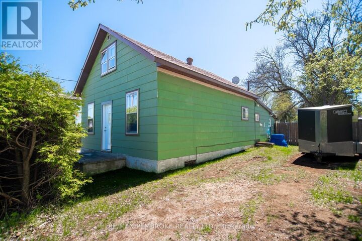 Property Photo: 1008 Bronx Street ON K8A 6G5