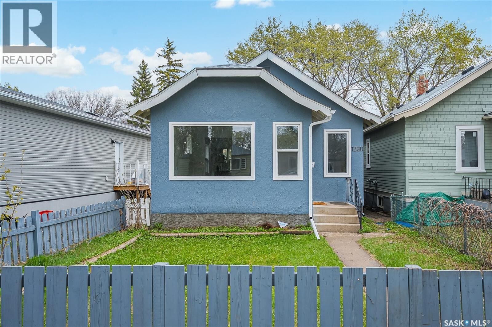 Property Photo:  1230 E Avenue N  SK S7L 1T4 