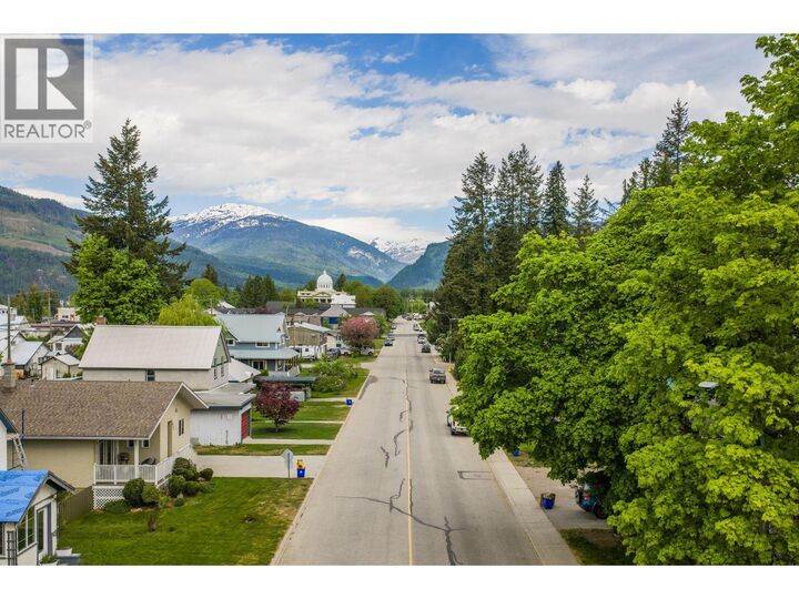 Photo de la propriété:  811 Second Street West  BC V0E 2S0 