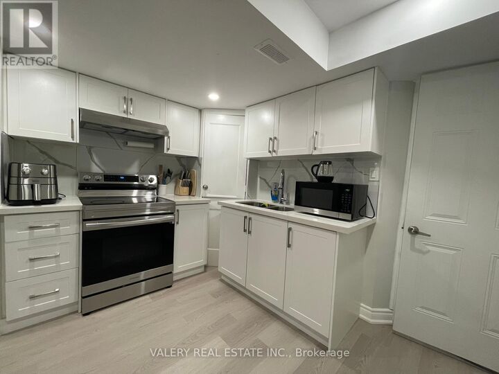 Property Photo: 7 Auckland Dr Drive Lower ON L1P 0H4
