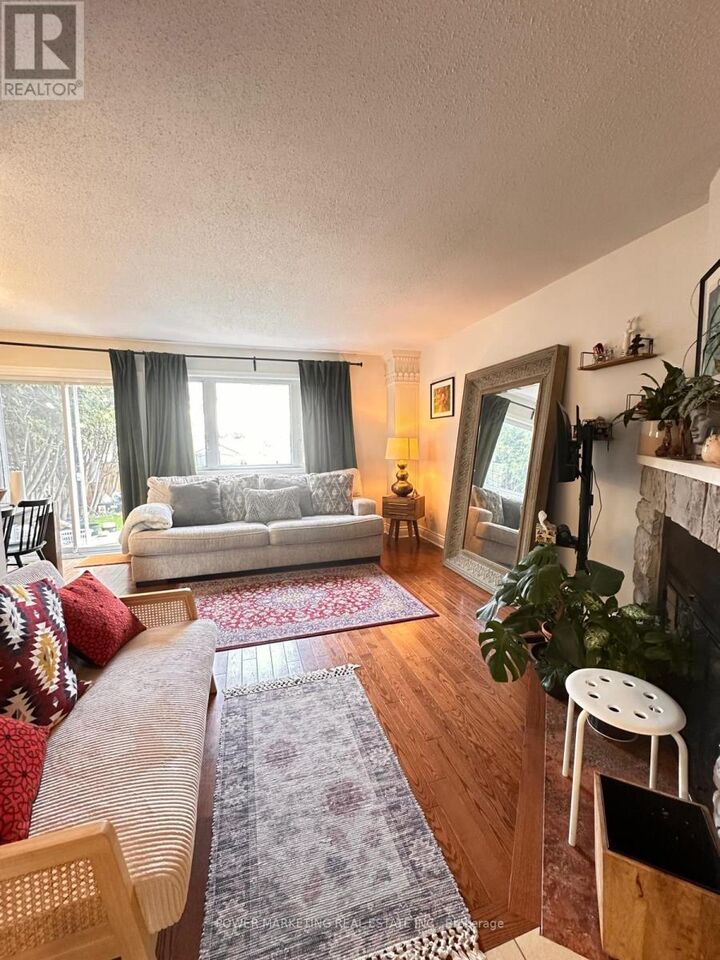 Property Photo: 5 Fulham Court ON K2J 2L6