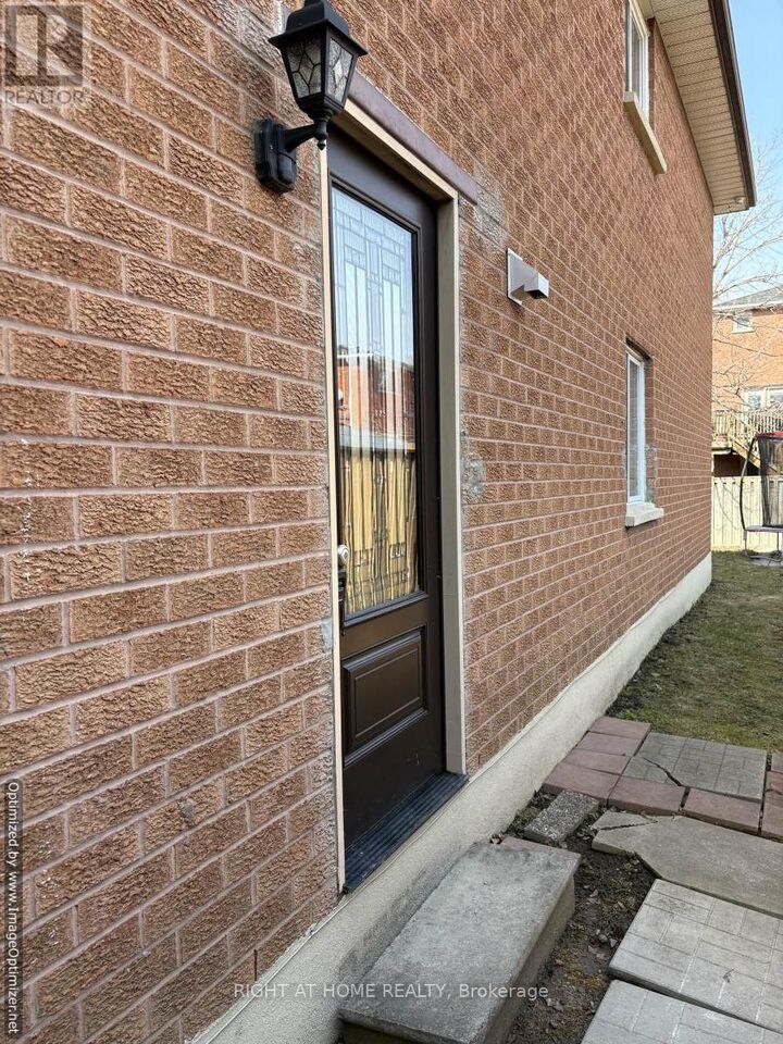 Property Photo: 571 Roselaire Trail Lower ON L5R 2Z9