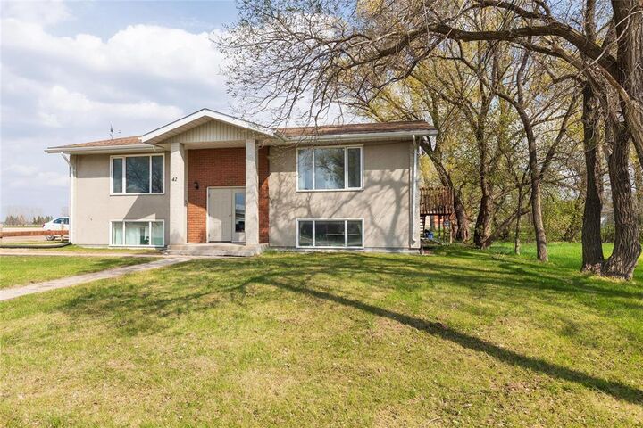 Property Photo: 42 Arena Road MB R5H 1J2
