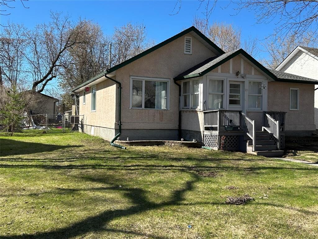Property Photo: 20 Birch Street MB R0E 1M0