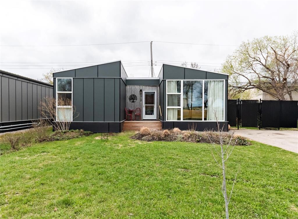 Property Photo: 512 Robinson Avenue MB R1A 4M9