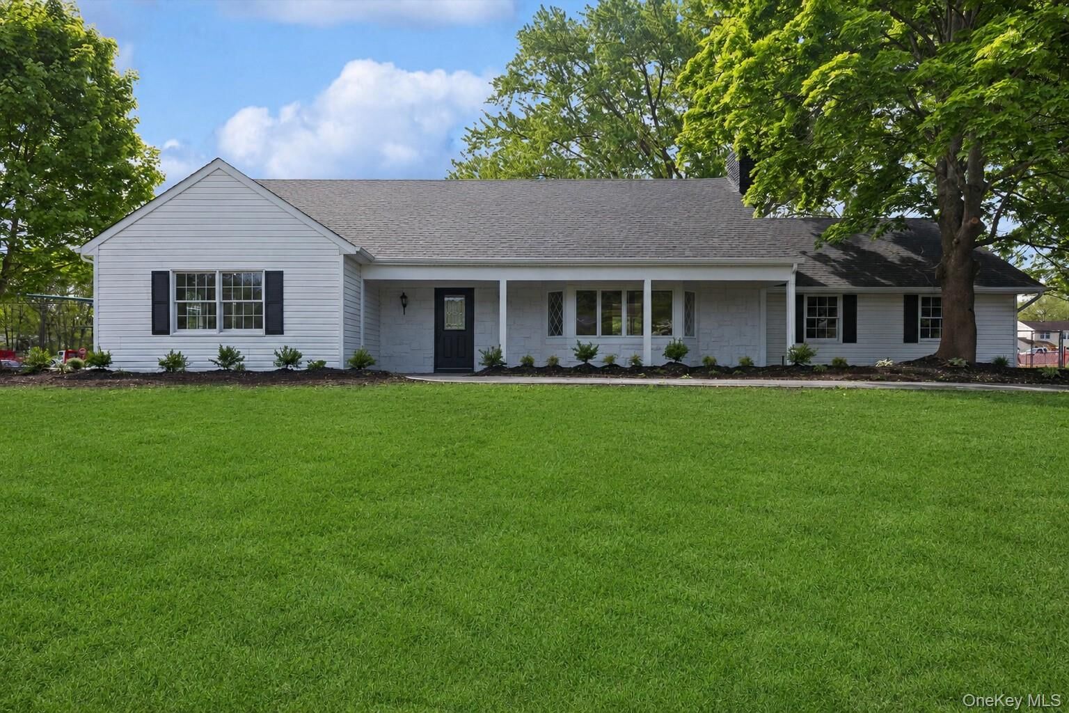 Property Photo:  4 Blackwell Lane  NY 11790 