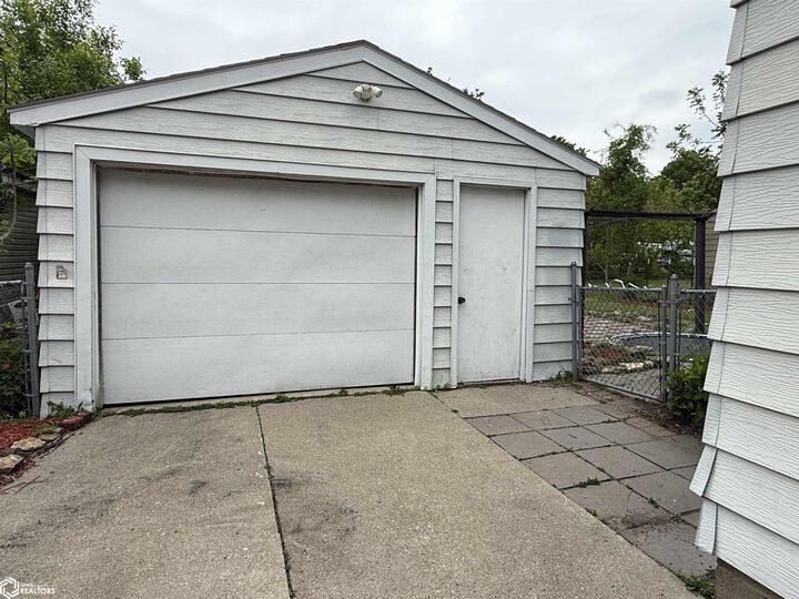 Property Photo: 908 S Virginia Avenue IA 50401