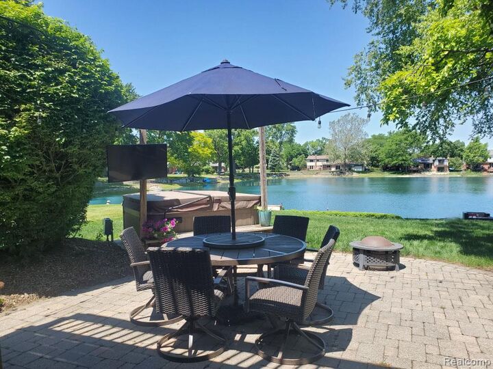 Property Photo:  1847 Lyster Lane  MI 48085 1415 